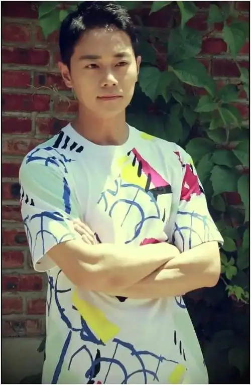 曹骏如今也已经32岁了,但是在视频中的他,颜值出众,身材也没有变形