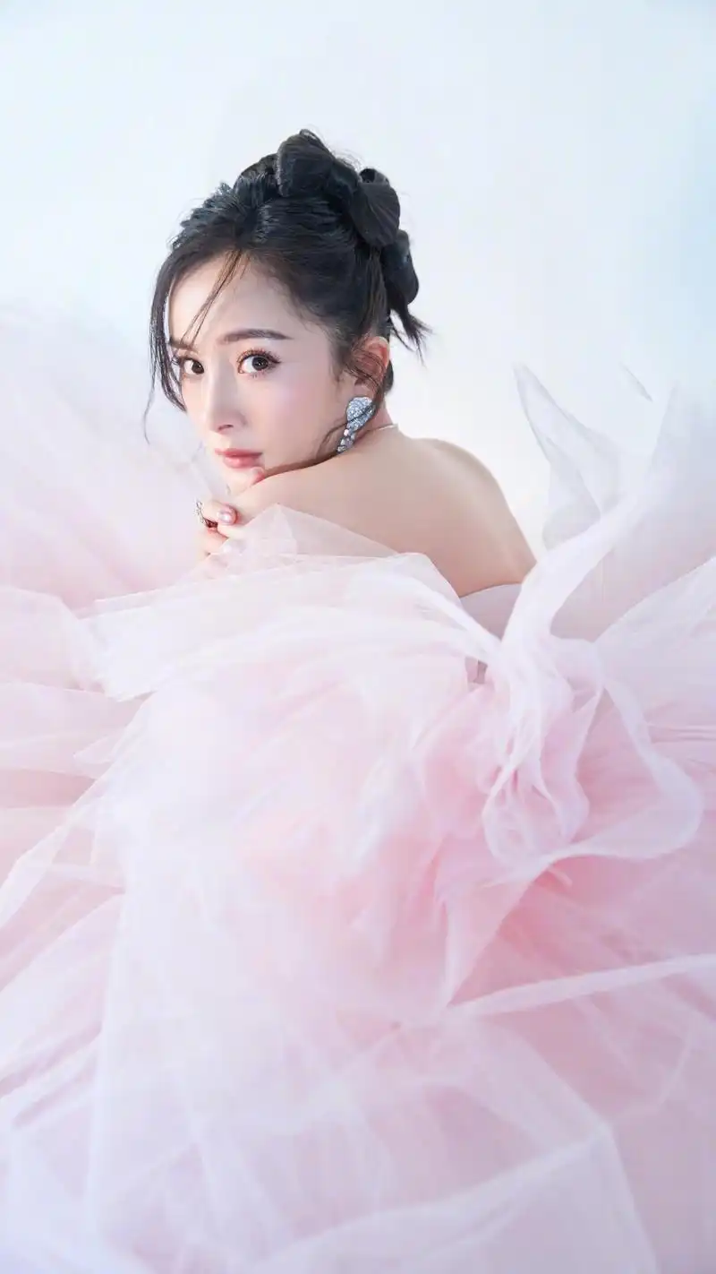 杨幂性感粉色纱裙魅惑写真