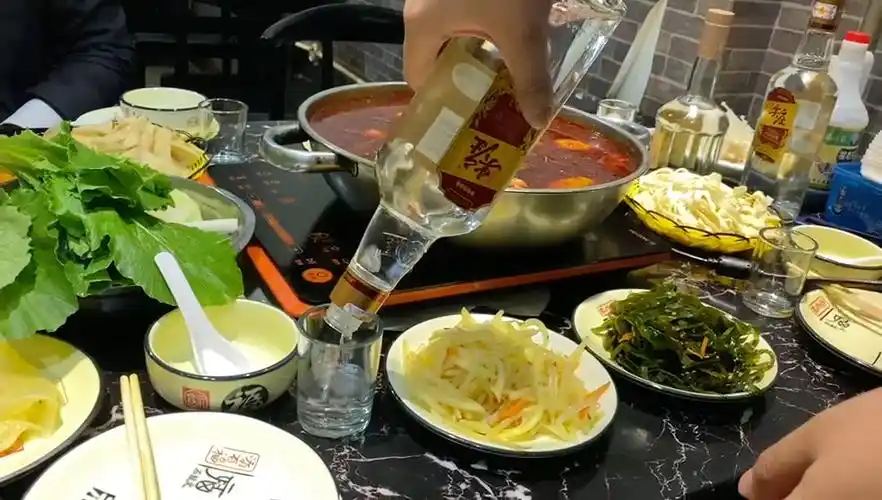 和同事喝酒真的能喝很久 刷新酒量98