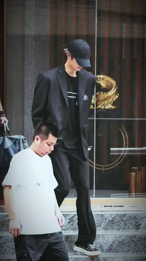 刘耀文穿西装帆布鞋,踩我心坎上了,肩宽腿长衣架子……|刘耀文|帆布鞋