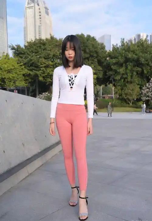 对穿瑜伽裤的女生来说只要身材够美颜值和气质不是太重要