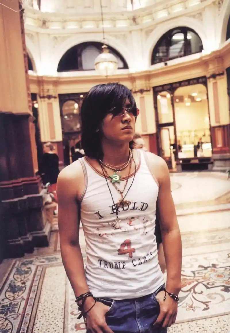 星闻快资讯#  言承旭,经得住时光的考验,腹肌和帅气还在. #言承