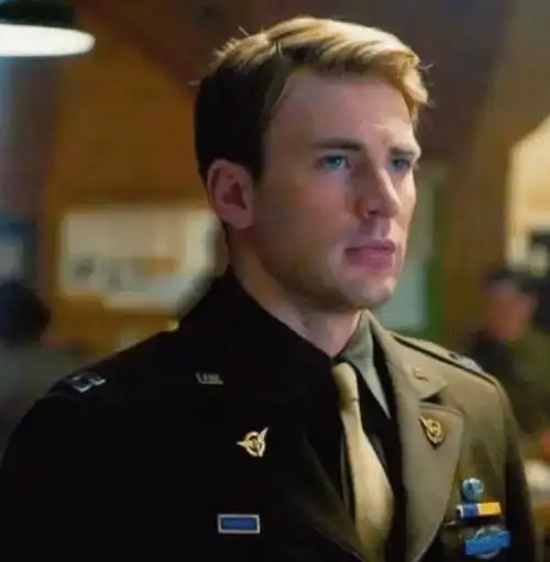 美国队长也蹭蔡徐坤热度?穿军装照模仿蔡徐坤,引起粉丝们的不满