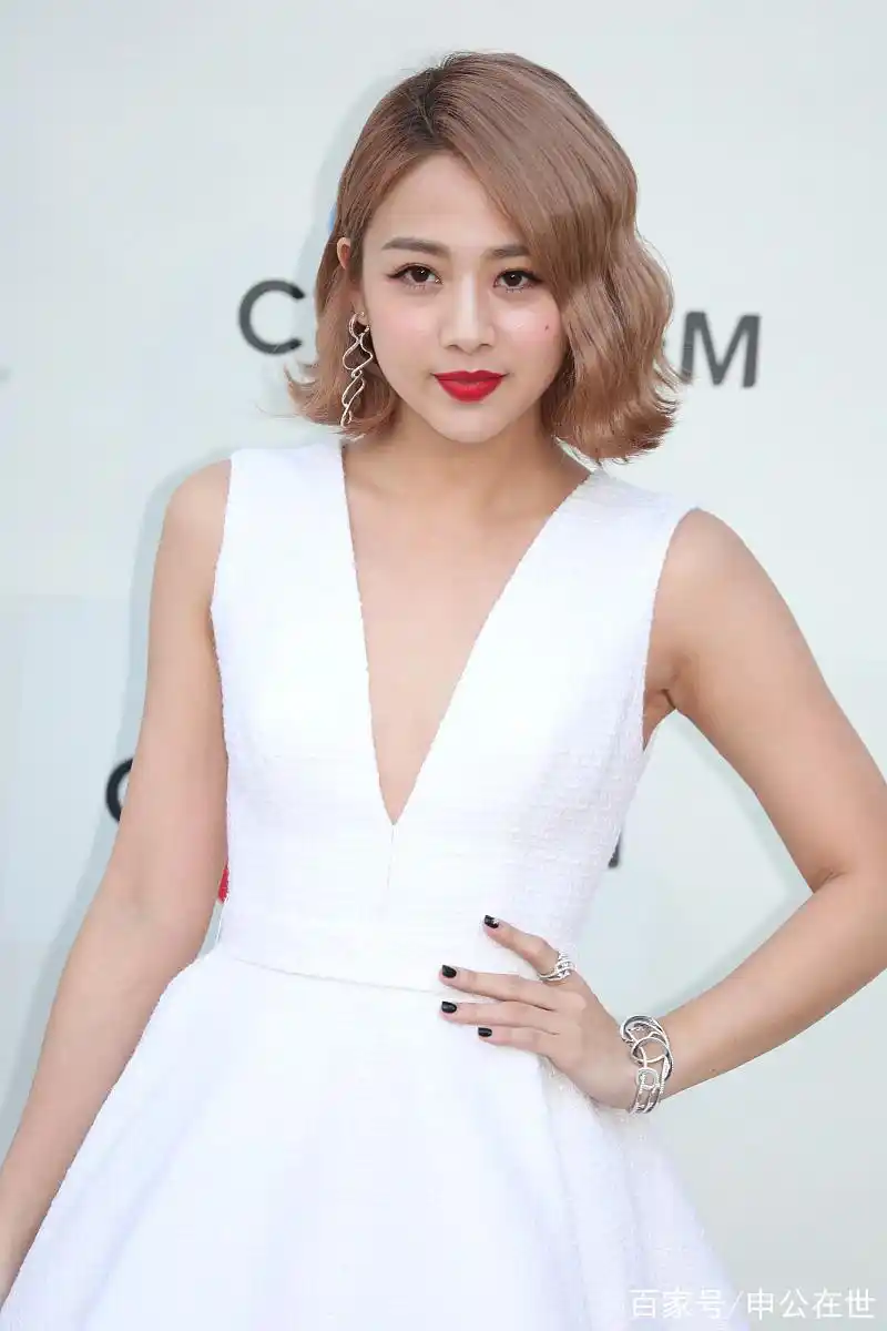 鬼鬼吴映洁白色长裙走成熟性感路线,神似玛丽莲·梦露