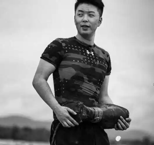 而杜海涛在这几年出席活动的时候,发现他瘦了不少,而且秒变肌肉男,和