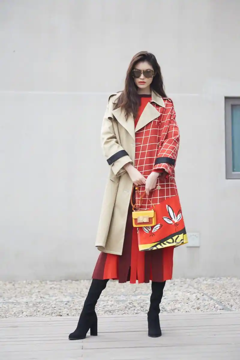 何穗格纹风衣时尚街拍图片_明星_美桌网