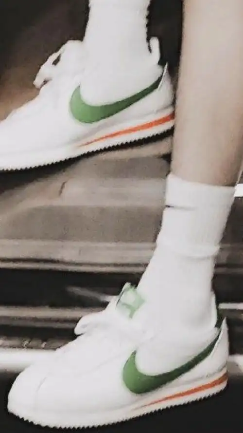 今天是王一博的脚脖粉!精致的蓝孩子果然连脚踝都漂亮极了