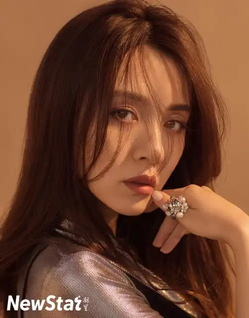 王晓晨深邃眼眸直击人心 完美身材曲线凹凸有致