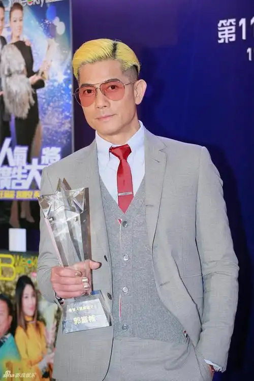 杨千嬅穿了十几厘米的恨天高 也是跟郭富城一样高 到底谁鞋子更高