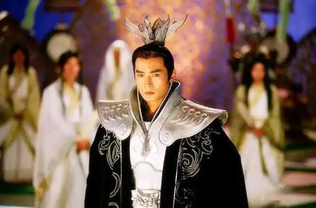 玉皇大帝非常生气,便派遣天兵天将把瑶姬抓了回去,关在了桃山下.