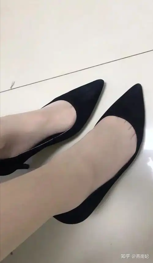 出席正式场合穿高跟鞋配肉色丝袜好还是光腿好