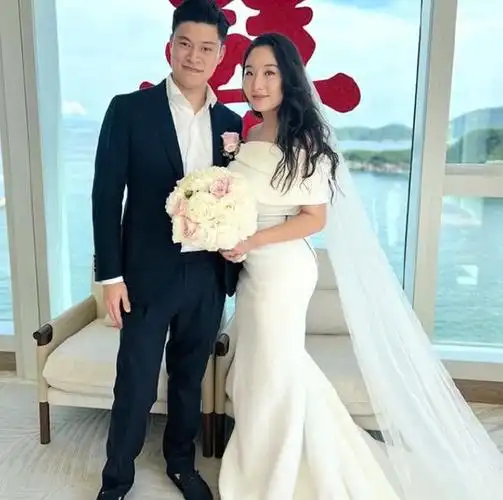 他的两个女儿也都很优秀,他的大女儿梁心颐是一位知名的主持人和演员