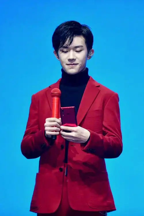 易烊千玺适合红色正装满满的清新少年气