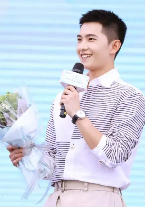 杨洋真敢剪寸头发型,穿衬衫配阔腿裤特别清新,最近帅得有点炸