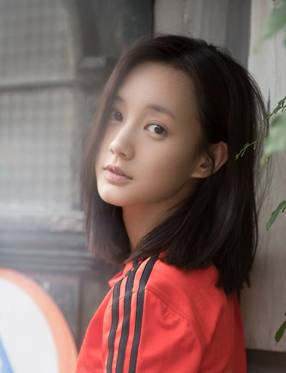 时尚:李一桐分享素颜生活照 美的素净自然纯真可爱