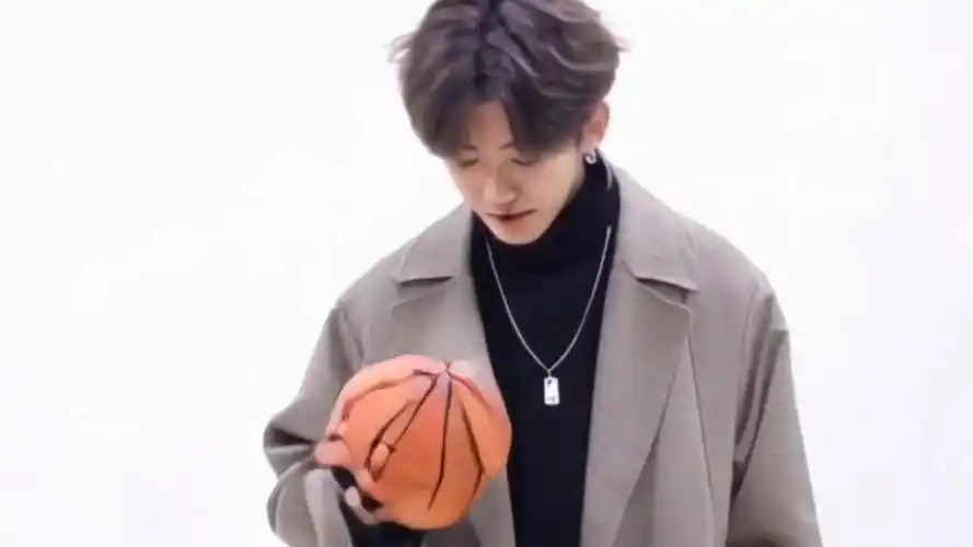 蔡徐坤吃篮球