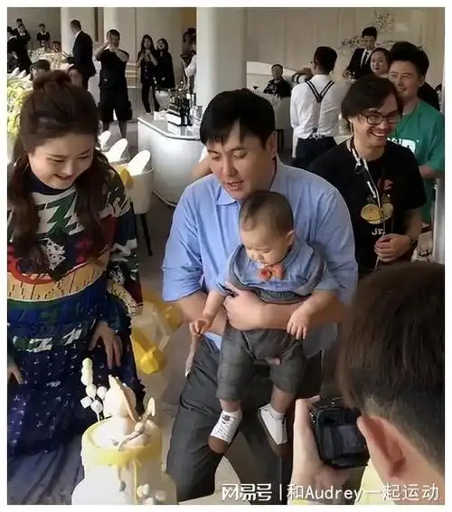 沈腾一家三口在宁夏度假被网友偶遇,妻子王琦身材臃肿像大妈