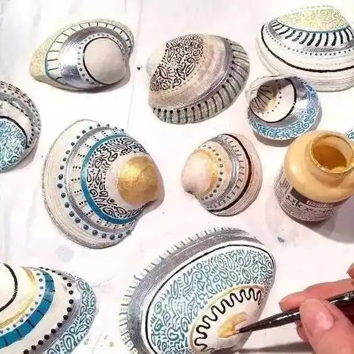 贝壳尾部可以给它上一层金色,特别有创意装饰感.