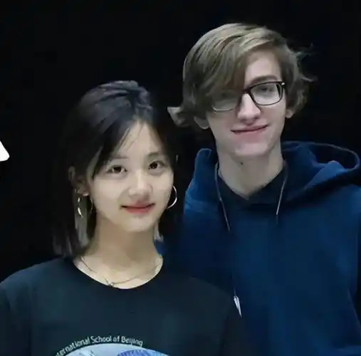 不过,黄多多和男孩只穿了同样的衣服,并不能确定是否是男朋友.