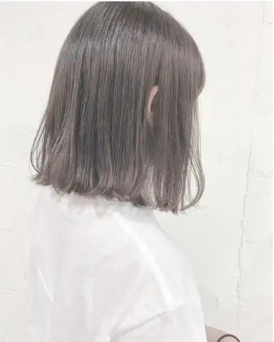 灰色给人特别柔软的感觉,和短发很搭配.