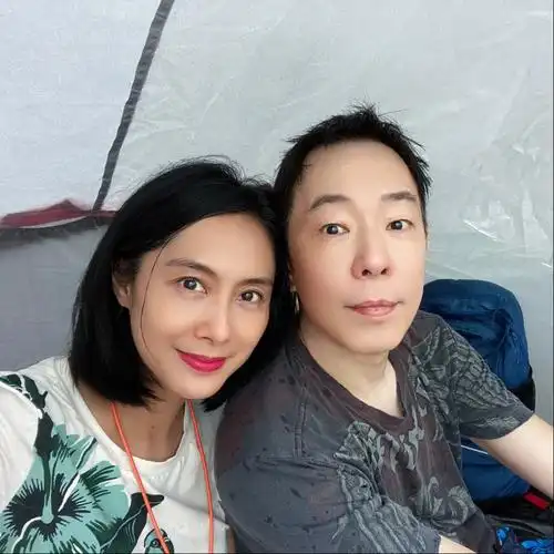 朱茵晒与黄贯中合照表达想念网友美好爱情令人羡慕