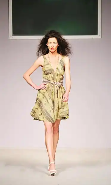 轻漂亮的模特走时装秀上