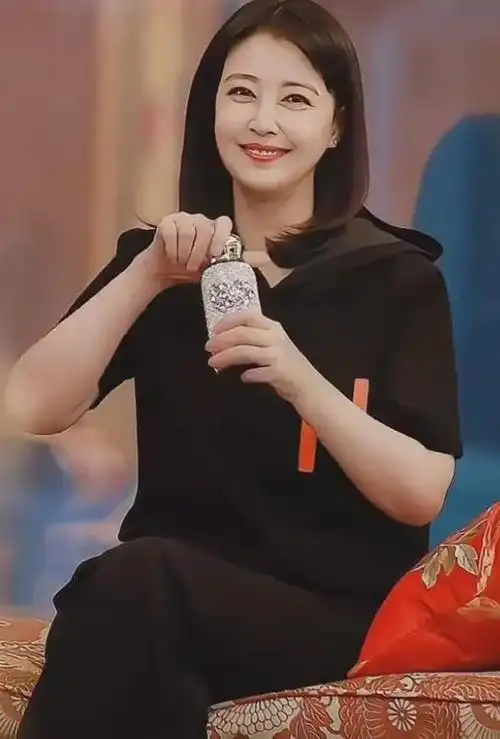 57岁周海媚近照曝光眼袋比眼睛还大老态明显被喊奶奶幽默回应