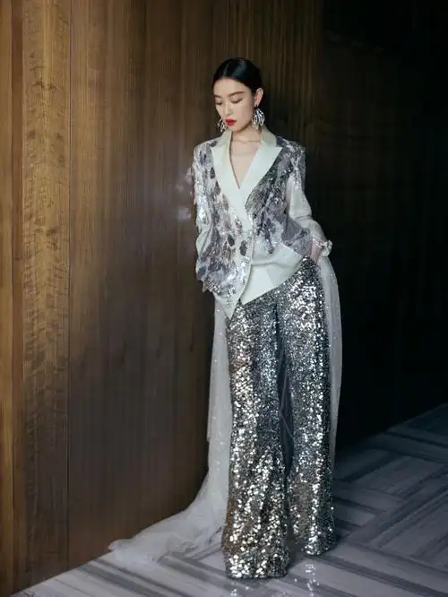 倪妮银色羽毛西装