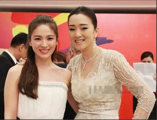 和巩俐合影的美女是谁无论颜值身高气质都比巩俐更胜一筹