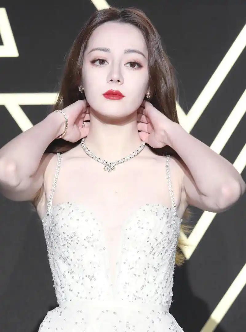 迪丽热巴穿白色薄纱长裙惊艳亮相红毯,优雅灵动,仙气十足.