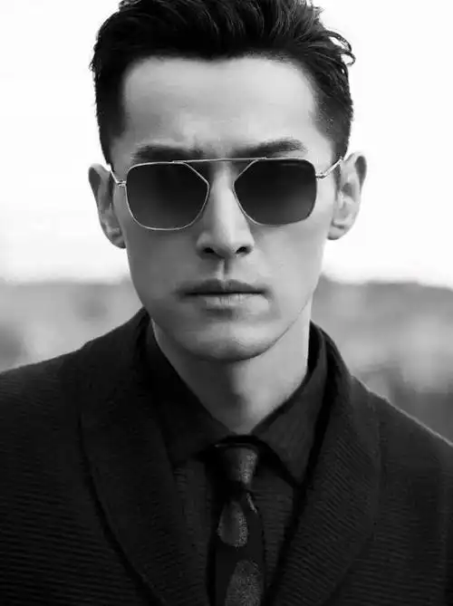 胡歌与妻子亲密近照上热搜:这松弛感,着实太让人羡慕了!