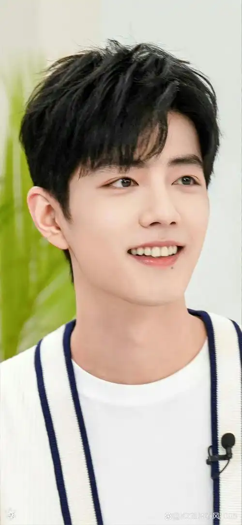 我喜欢肖战的笑～,每当看到他的笑,仿佛整个世界都明亮了起来.