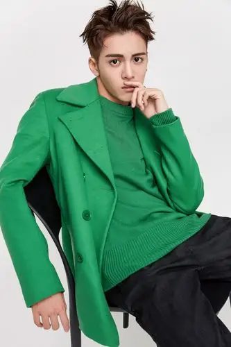 曾舜晞最新时尚大片精致曝光 青春洋溢初恋感十足