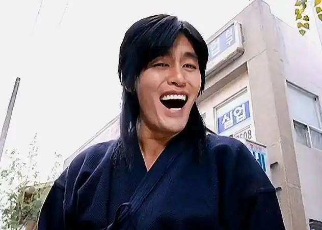 这张表情包在国内互联网风靡一时,只要打开网络就能看到崔成国这魔性