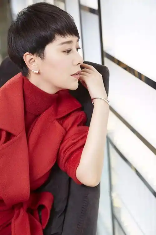 剪了短发的海清,不仅没有失去女人味儿,反倒是用这种清爽,帅气,干练