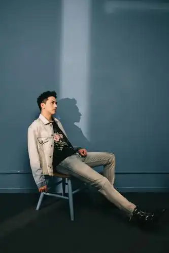 据悉,许魏洲正在横店拍摄古装电视剧《大唐明月》,在