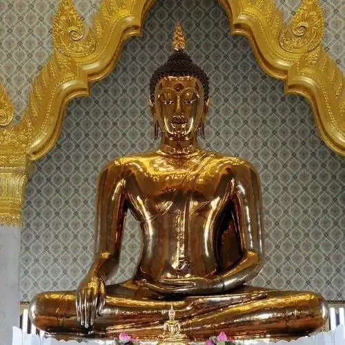 世界最大金佛:被当泥像遗弃200年,工人搬运时摔了一下显露真身