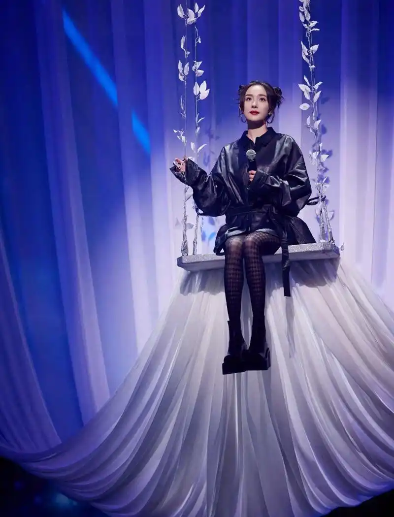 杨幂黑丝可爱照,这造型太可爱了,王牌对王牌!#女明星# #娱圈新动向# #