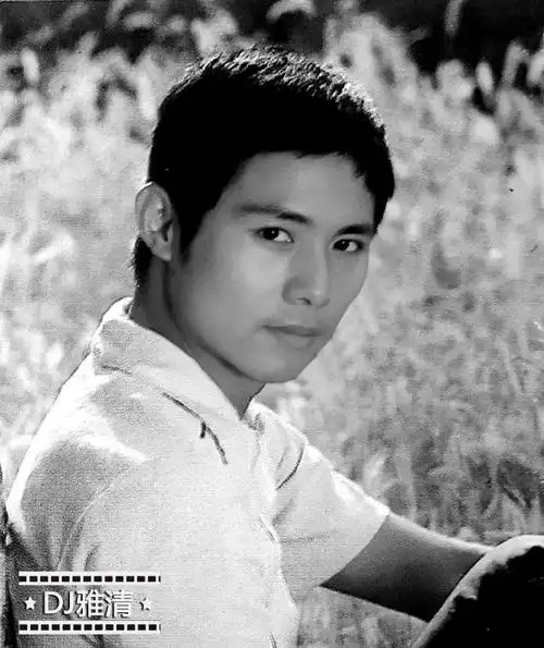 罕见老照片:80年代男星黑白照,个个容貌俊美,却又充满男儿气概