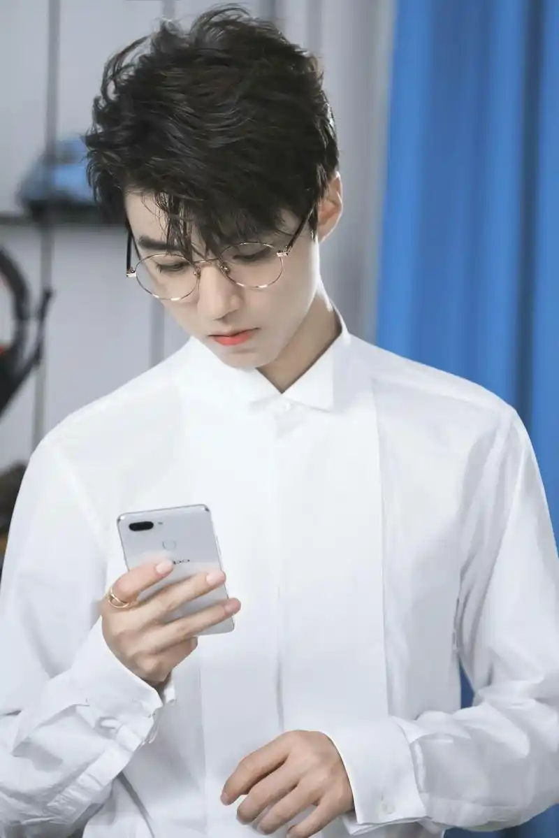 王俊凯白衬衫造型合集 让你知道什么叫穿白衬衫最好看的明星!