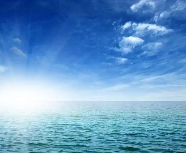 阳光下的碧海蓝天