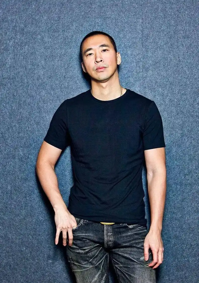 黄立行很好的诠释了短发型男