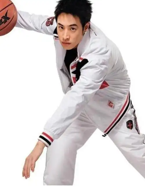 潘玮柏晒旧照回忆不同时期的自己留言每个时期都精彩