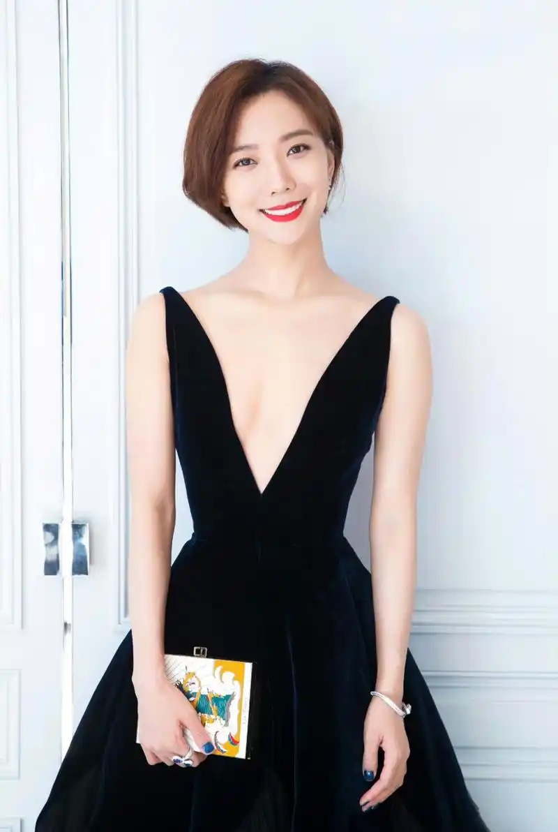 心随星动# 王珞丹穿深v黑裙,秀出好身材!