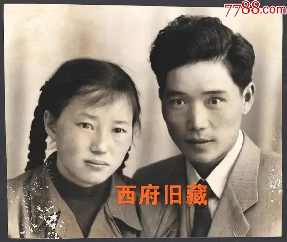 西藏建设的女军医情侣合影老照片虽然黑白照但面容可见高原生活痕迹