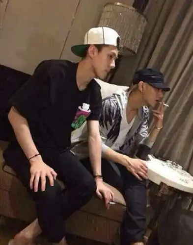 的疑似exo成员吸烟照曝光遭批心 雷粉丝称明明身是ps的