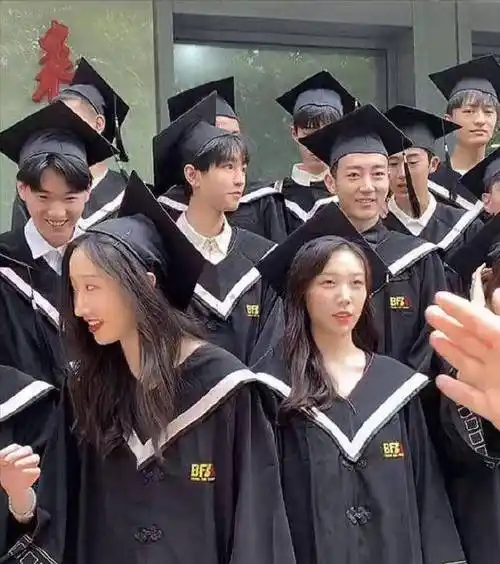 王俊凯竟然被拍到骑摩托车逛街,但仔细观察后,原来是个乌龙事件_毕业