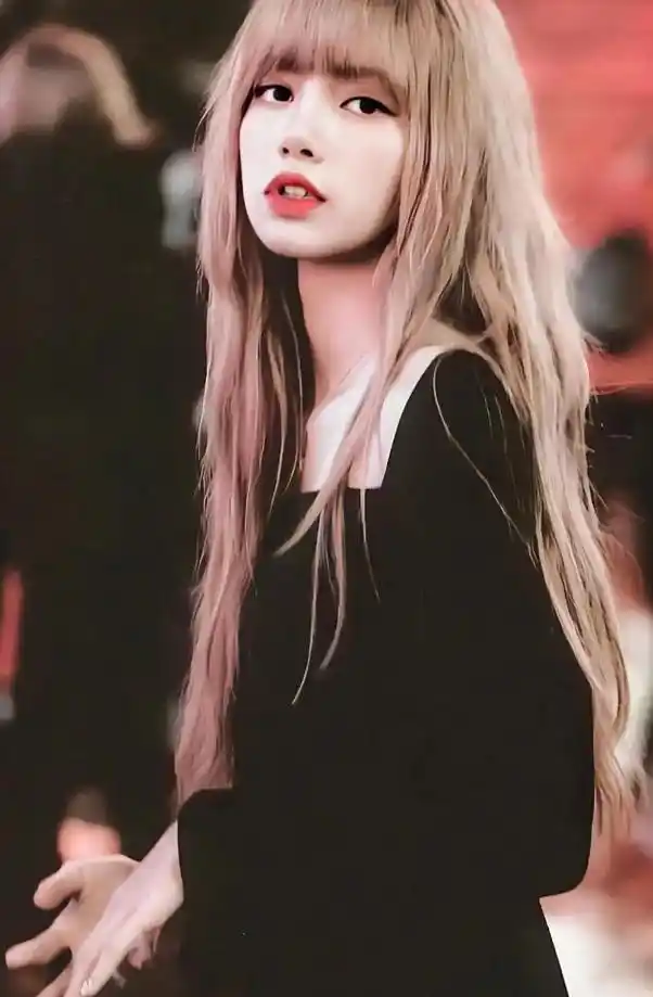 lisa是许多人心目中的偶像,她是blackpink这个韩国女团的成员之一,在