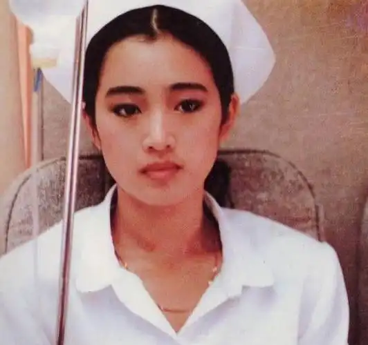 巩俐年轻时旧照被扒出,穿护士服一脸清纯,简直是女神本人