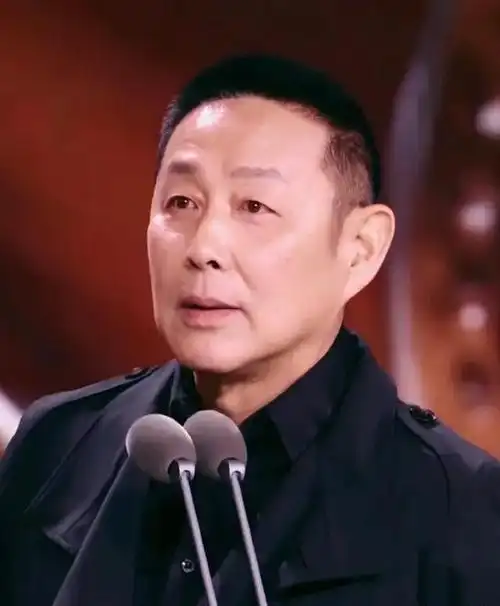 68岁陈道明视频曝光,无滤镜满头白发加皱纹,整容说被粉碎!